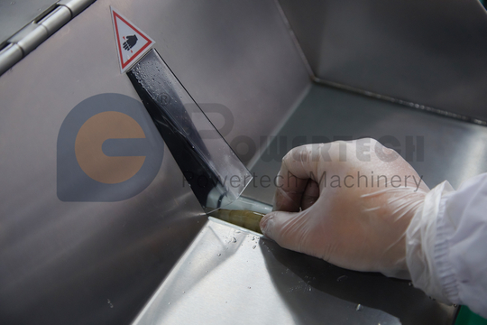 Компактная легкая машина для шелушения и девейнинга креветок в ресторане